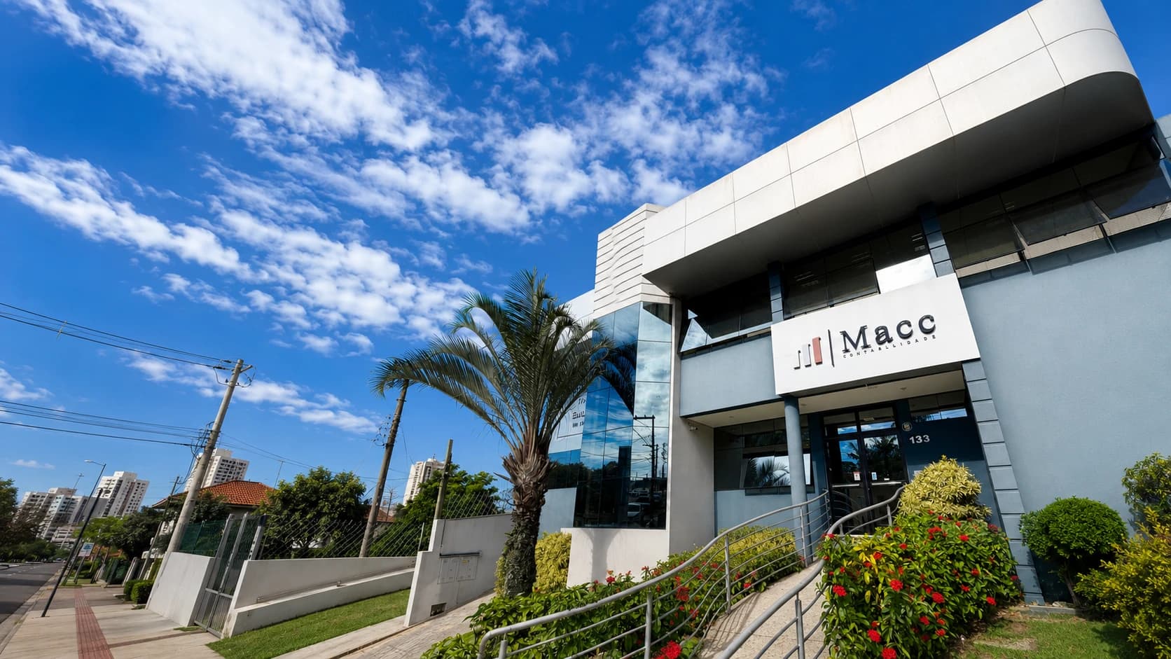 Fachada da MACC Contabilidade em Itatiba, com a identificação da empresa e entrada número 133